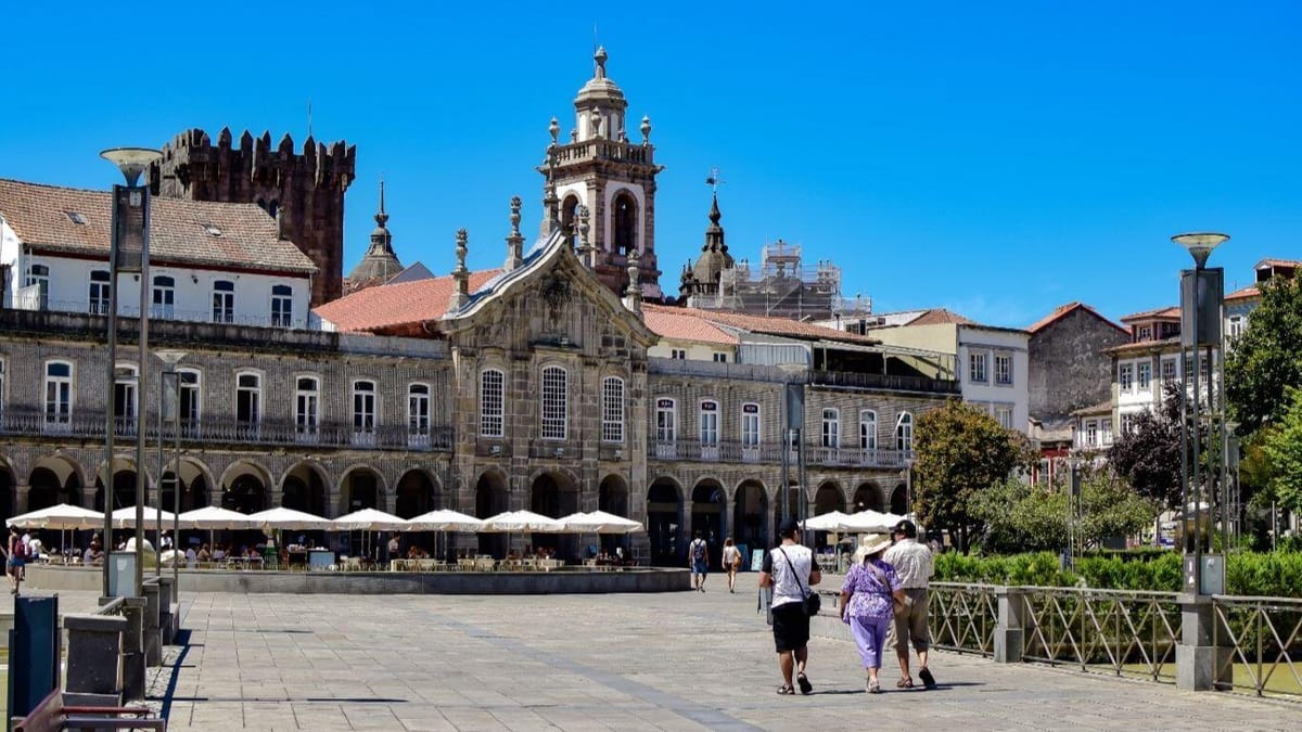 Fotografía que ilustra la noticia: A poboación da Eurorrexión leva 25 anos estancada: Galicia perde 19.000 habitantes ao ano por saldo vexetativo
