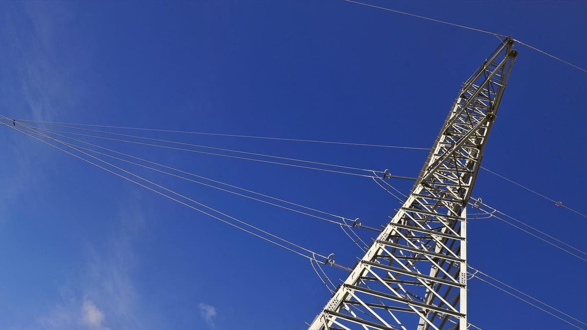 Fotografía que ilustra la noticia: Amancio Ortega vende su participación en el operador eléctrico de Portugal por 380 millones