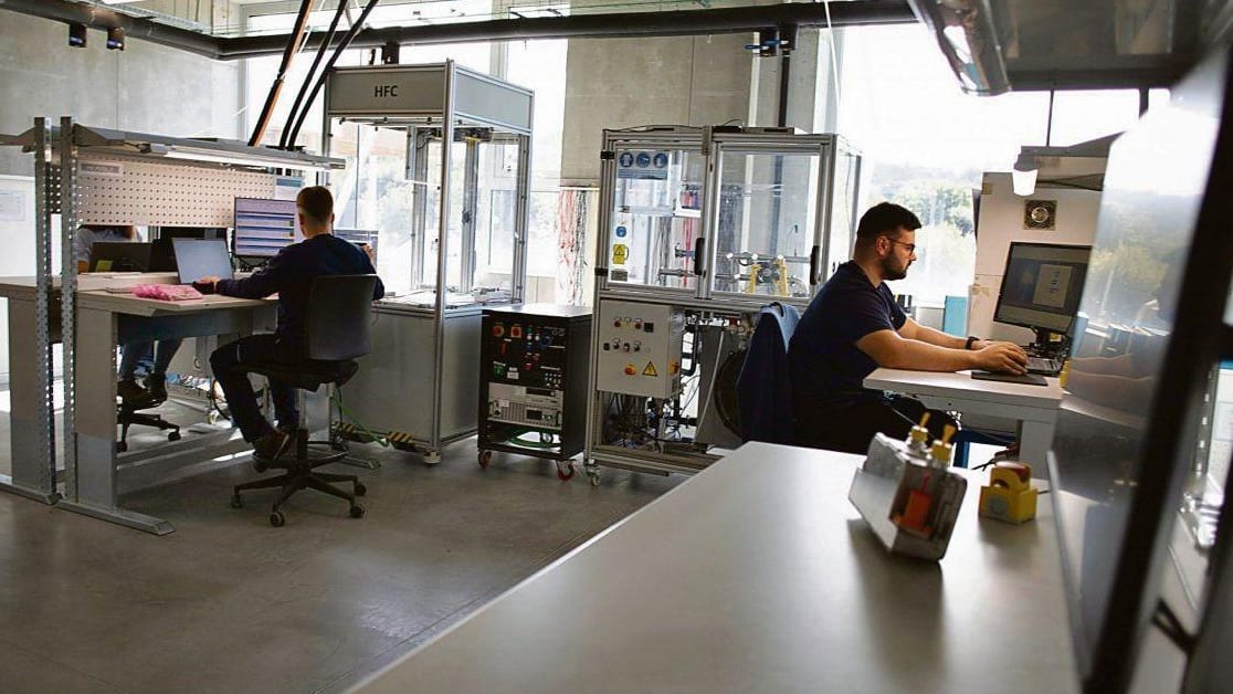 Fotografía que ilustra la noticia: BorgWarner estrena en Nigrán un centro de I+D para el coche eléctrico