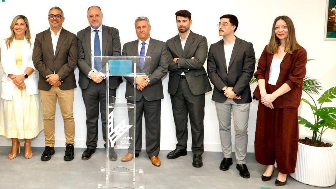 Fotografía que ilustra la noticia: Caixa Rural Galega abre en Carballo y suma 49 oficinas con la mirada puesta en Ferrol
