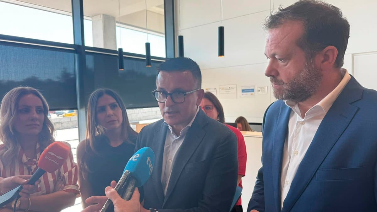 Fotografía que ilustra la noticia: El BNG exige el cese del conselleiro de Emprego y el PSdeG pide su comparecencia por la sanción a la bodega familiar