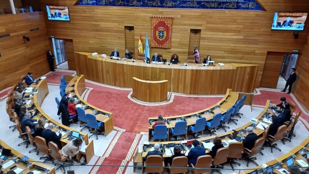 Fotografía que ilustra la noticia: El traspaso de la AP-9 y la vuelta al cole marcan el primer pleno del Parlamento gallego tras el verano