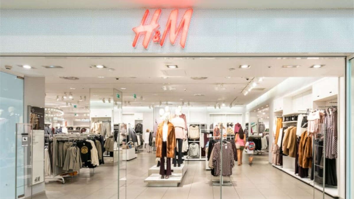 Fotografía que ilustra la noticia: H&M España gana un 21,3% menos en 2025 y recorta su plantilla a 2.465 empleados, a contracorriente de Inditex