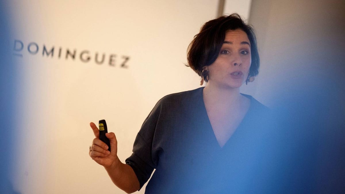 Fotografía que ilustra la noticia: La Fundación Adolfo Domínguez ensaya 24 variedades de lino gallego para recuperar el textil autóctono