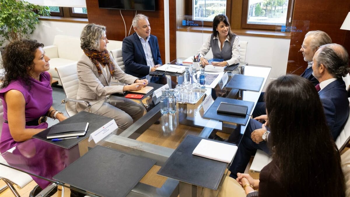 Fotografía que ilustra la noticia: La Xunta y Banco Santander negocian financiación para movilizar 25.000 viviendas en Galicia