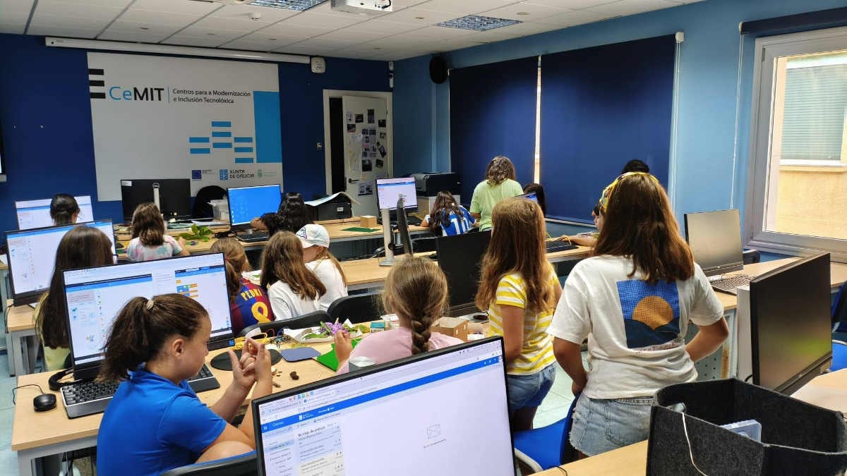 Fotografía que ilustra la noticia: Máis de 300 nenos e nenas xa participaron nos obradoiros Girl STEAM do CPETIG e AMTEGA