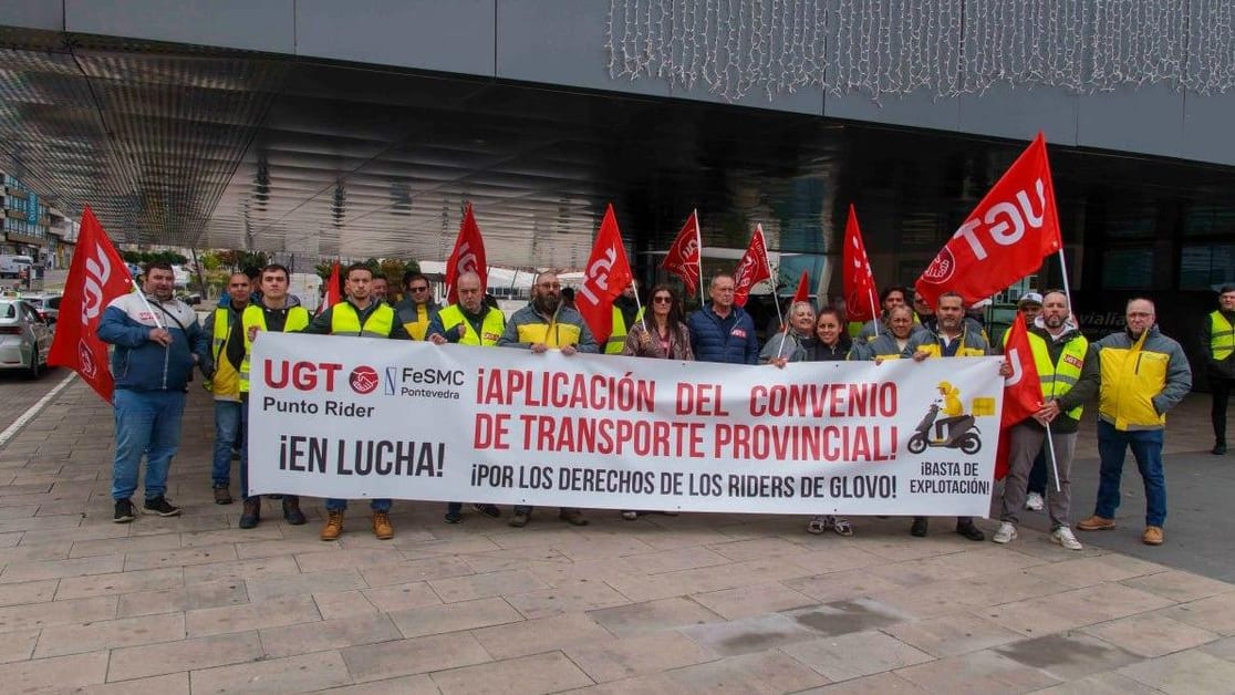 Fotografía que ilustra la noticia: Trabajadores de Glovo en Vigo protestan para exigir mejoras laborales y salariales
