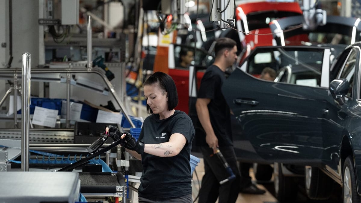Fotografía que ilustra la noticia: Volkswagen aprueba recortar 50.000 empleos más y la continuidad de SEAT queda en el aire